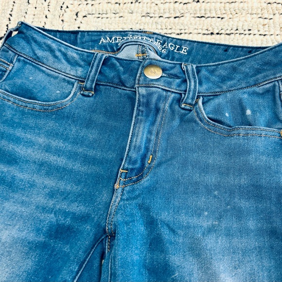 AEO Denim, American Eagle Jeggings, EUC size 2 Regular. Light Wash, Distressed! - Picture 3 of 5